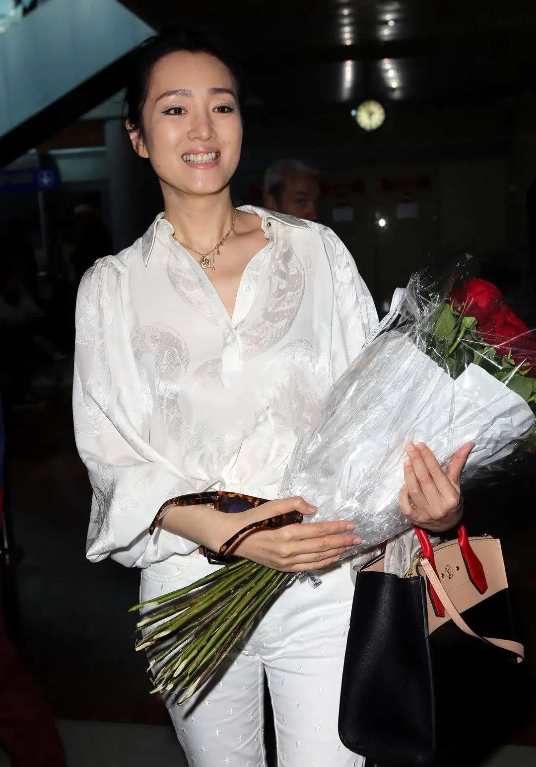 巩俐|巩俐和老公逛街，穿皮草踩毛绒靴太土气，大17岁老公更显年轻