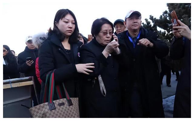 赵忠祥|赵忠祥:一生献给事业78岁病逝,遗产却没给妻子、儿子一分