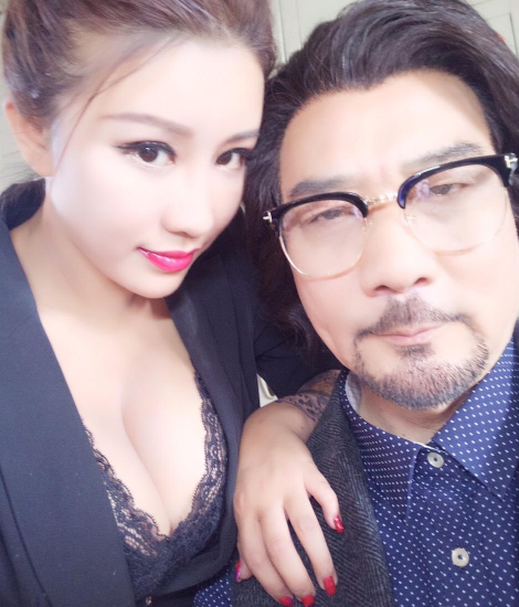 徐少强|2017年67岁的徐少强身陷“蛋糕事件”,和23岁身材劲爆的网红罗云琦隔空开战