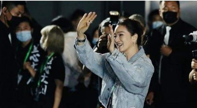 王源|高圆圆与赵又廷真甜，素颜加朴素打扮探班老公，同框巩俐赢了美貌