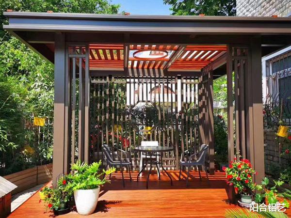 想要一个不受打扰的私人空间?简单的小花园搭配一个实用的凉亭足矣!