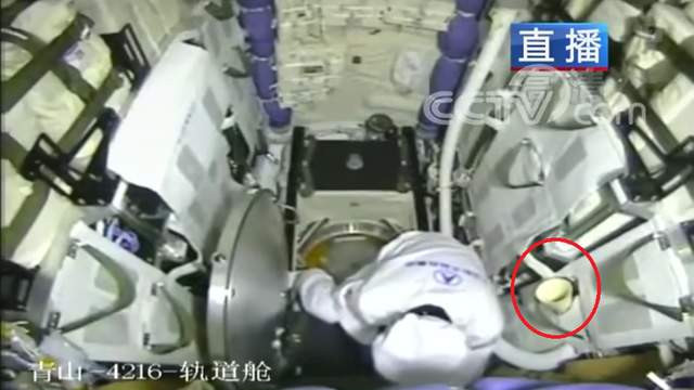 神舟十五号“卫生间”曝光，原来在这里，阿波罗飞船没太空马桶？