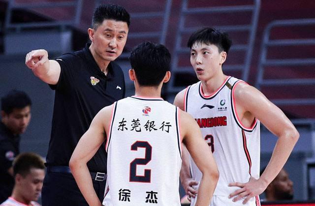 广东男篮|广东队新消息，易建联和周鹏宣布放弃顶薪？NBA中锋或将加盟广东