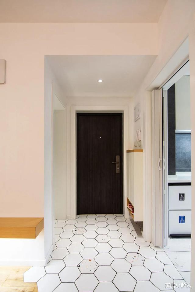 她坚持去除客厅背景墙,还在卫生间设计储物区,成果却让人惊艳