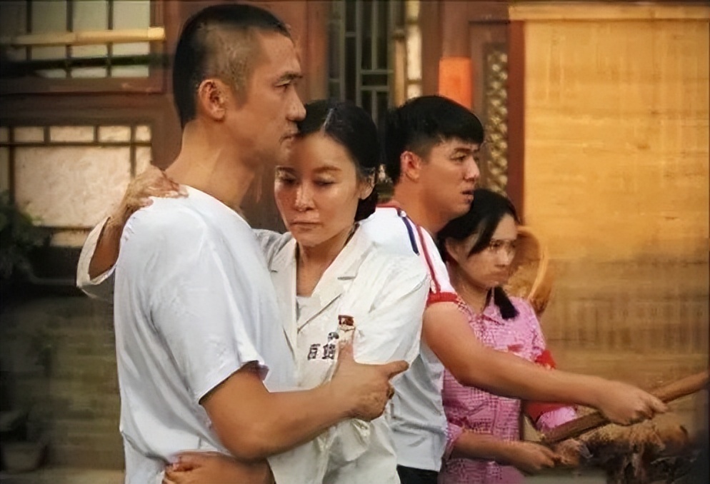 黄志忠|黄志忠何音离婚11年后，一个婚姻幸福，一个孤苦伶仃