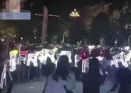 |代价半座重庆城？TF家族路演出大事，为何娱乐圈追星\惨剧\不断？