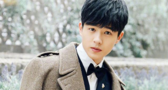 教师|一中学男教师火了,长相极具少年感,因酷似“余淮”惹人注目