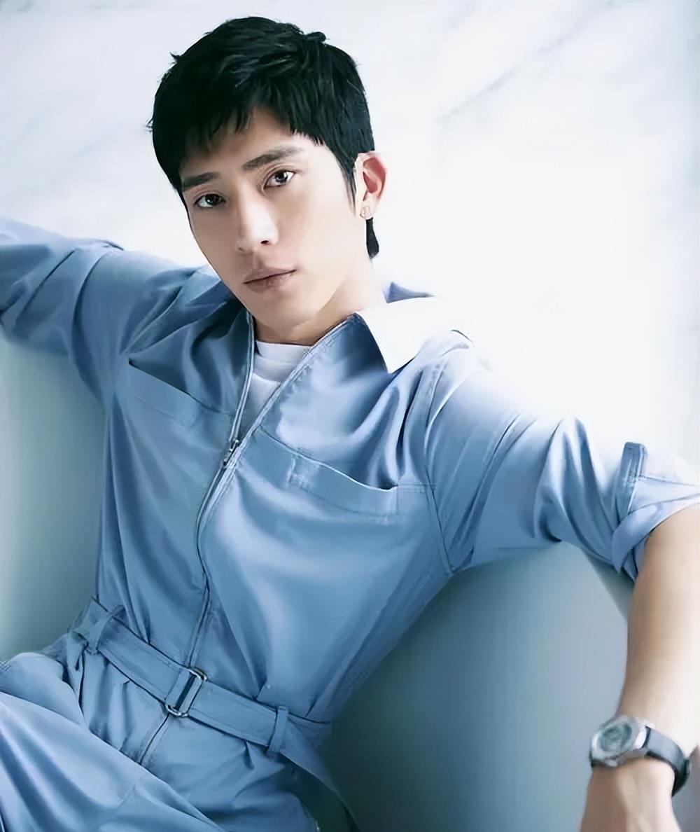 井柏然|井柏然:满月就被抛弃,靠奶奶捡破烂长大,出名却是为了什么?