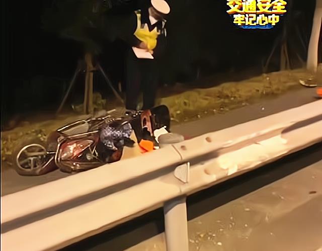车主好心帮摔倒老人报警反遭讹诈:车子离他10米远,还隔着隔离带