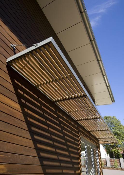 门前走廊围一圈木格栅,遮阳问题解决了,多个休闲区也不是事!