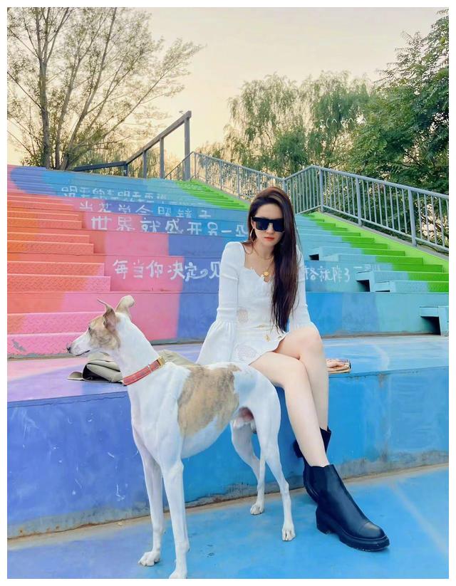 刘亦菲|网友三里屯偶遇刘亦菲逛街，黑色柔顺秀发超惹眼，口罩难挡天仙美貌