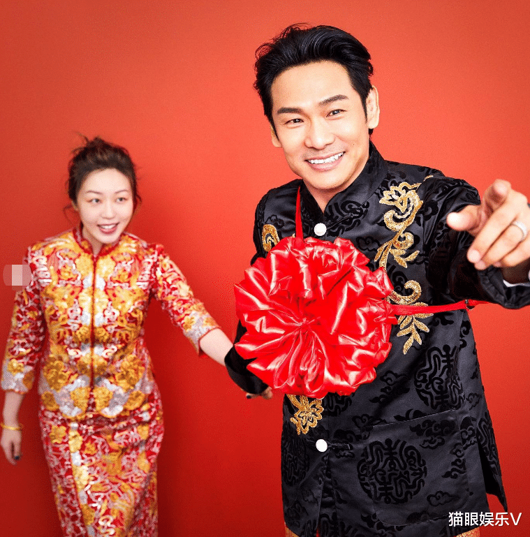 婚纱照|杜伟德拍婚纱照庆祝结婚10周年,与妻子大摆恩爱姿势太甜蜜