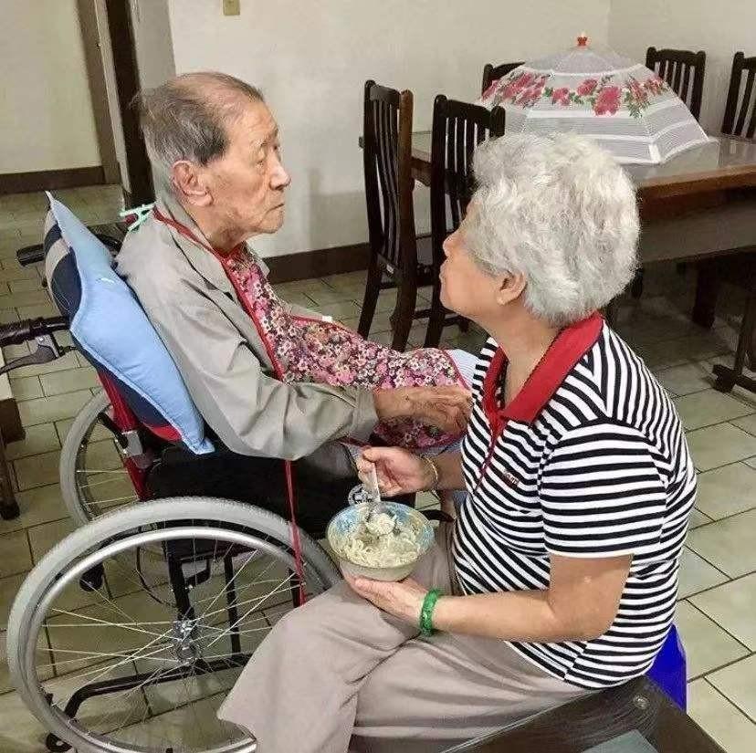 71岁大爷哭诉:大病一场才知道,最靠谱的不是老伴,有存款更重要