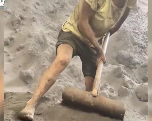 女子给在工地做苦力的老公送饭,两人脸上有笑眼中有光:这就是爱