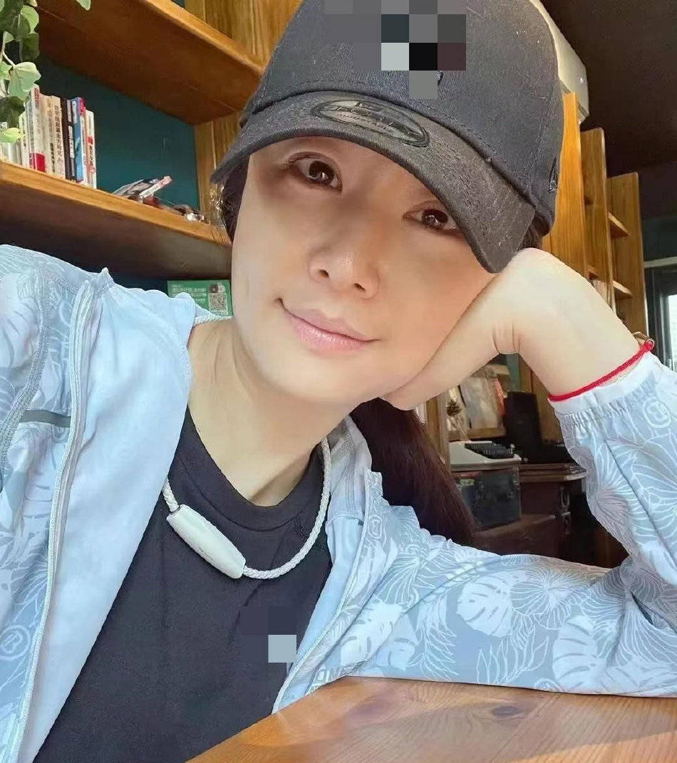 林心如|46岁林心如带全家出游,穿泳装任霍建华拍摄,素颜老态皮肤黝黑