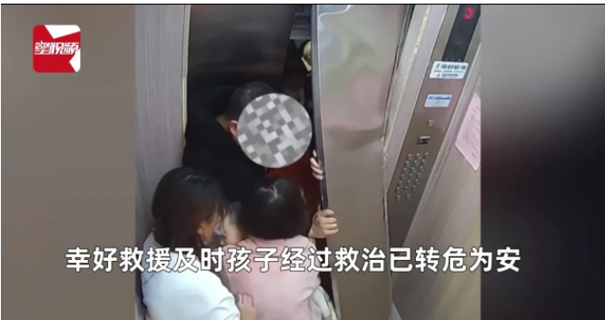浙江温岭,一个一岁多的幼童高烧晕厥,就在父母抱着孩子赶去医院时,乘坐的电梯出现故障导致一家人被困