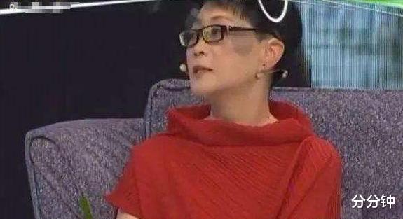 杨蕾|小品女王杨蕾被婚变毁掉的10年:因气得病面部发黑,整日靠酒麻痹
