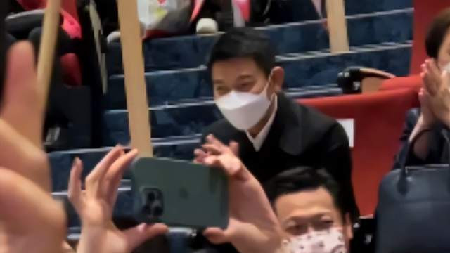 刘德华|刘德华到女儿学校看演出，见到老师主动打招呼，弯腰低头十分谦逊