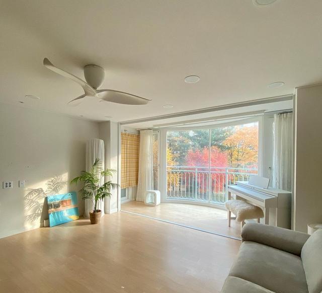 180一楼,客厅大到能打地铺,一家人在这躺着看电影,太幸福了!