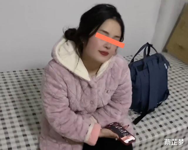 河南一男子与妻子住宿,吐槽酒店价格太贵,网友:不是澡堂单间?