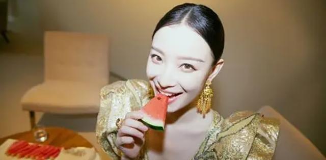 倪妮|倪妮“吃西瓜照片”火了,时隔3年被翻出,浏览量超过1800万