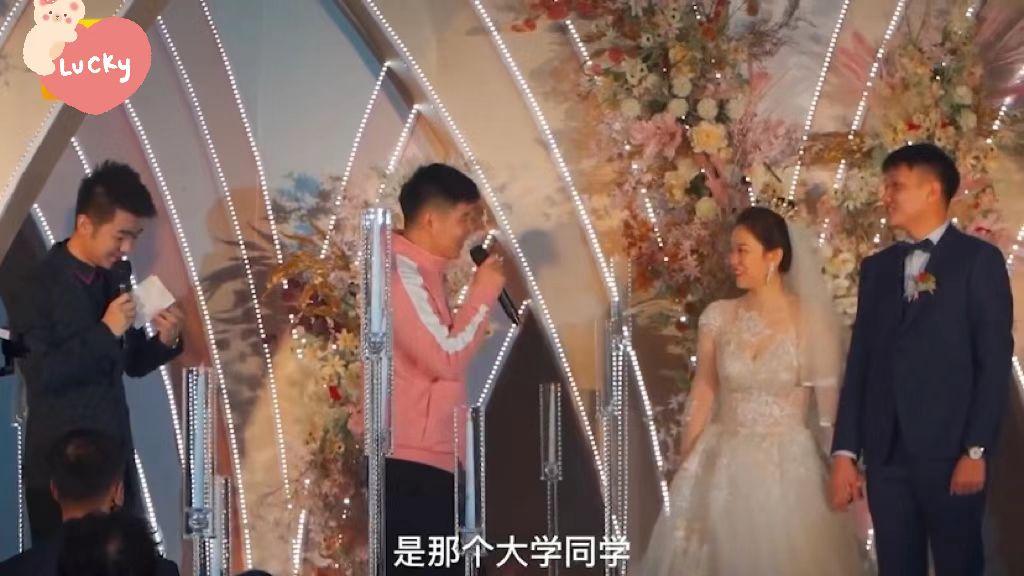 婚礼上男同学讲话祝福新郎新娘,新娘一举动让网友直呼:情商真高