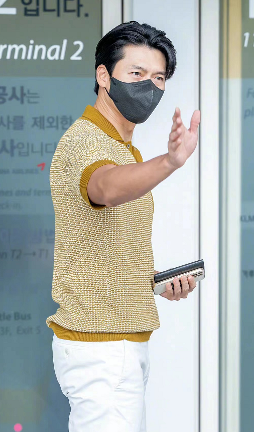 新晋奶爸玄彬高调现身！穿POLO衫藏不住壮硕胸肌，晒黑后荷尔蒙爆棚