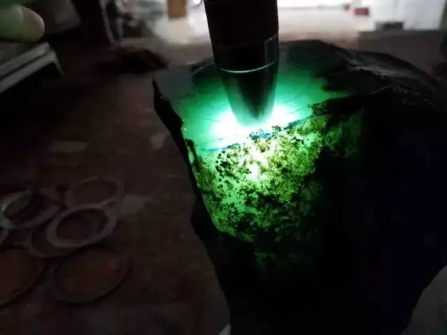 翡翠|大爷花16万切翡翠原石，刀刀见涨，乐开了花！