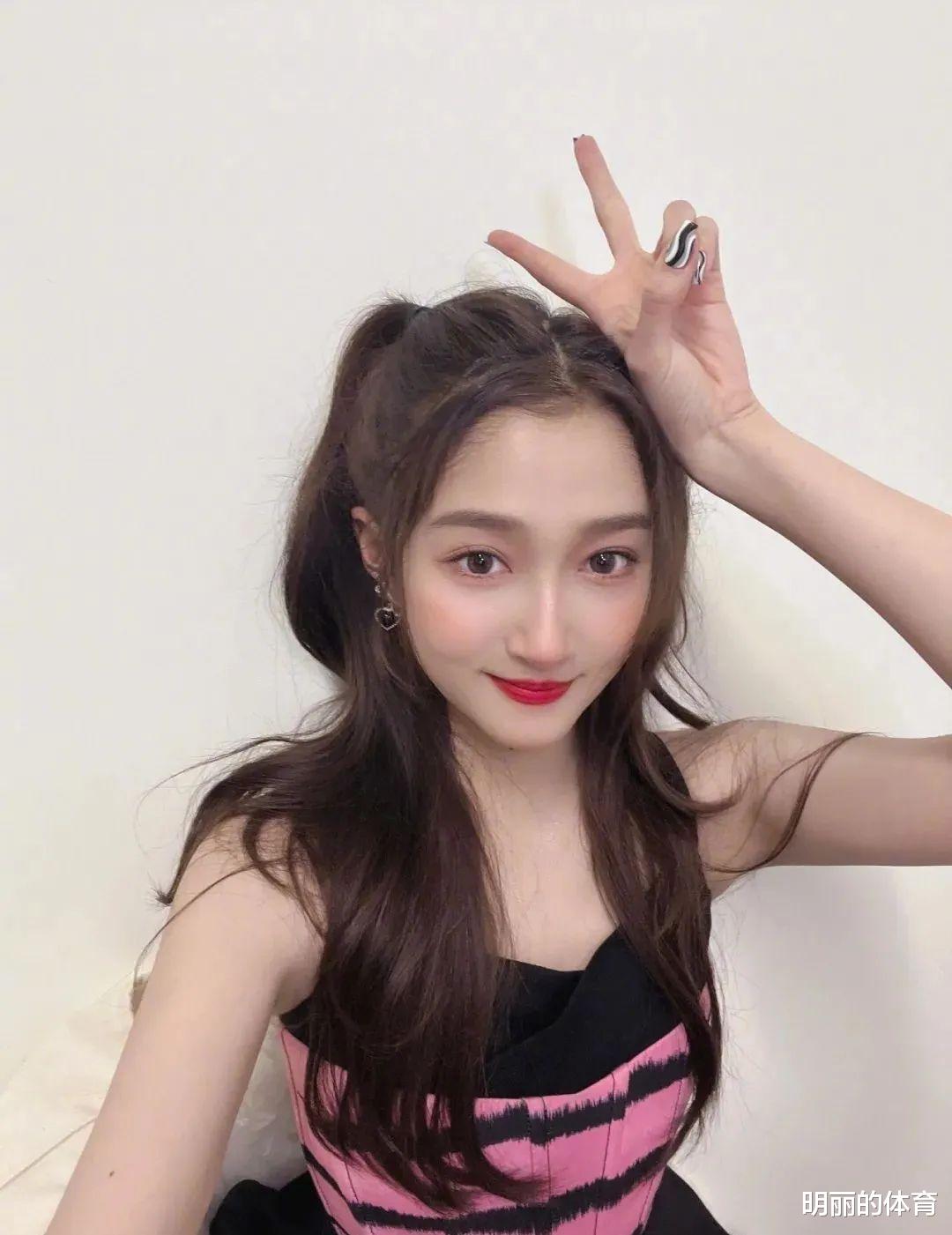 关晓彤|关晓彤被痛骂，深扒资产才知，她壕得不像样，没想到能捞这么多