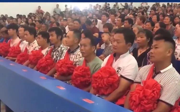 11名群众抓获企图性侵小女孩的男子后,发现男子系B级通缉犯,奖励20万元
