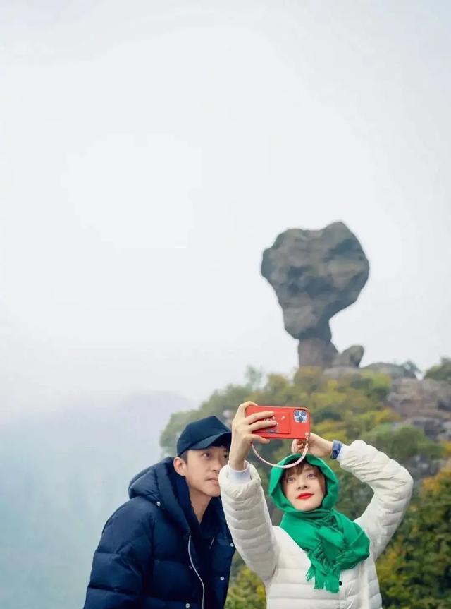 邓超|孙俪说邓超变了,遛狗练字,网友:到年纪了!羡慕,又被喂狗粮了