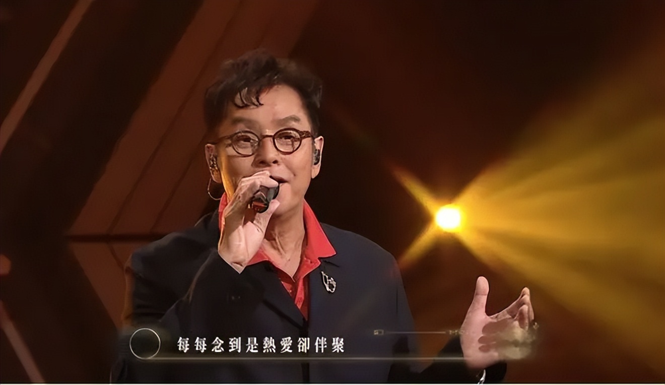 谭咏麟|72岁谭咏麟现身街头！坐路边端盘吃饭接地气，肚腩突出衣服似缩水