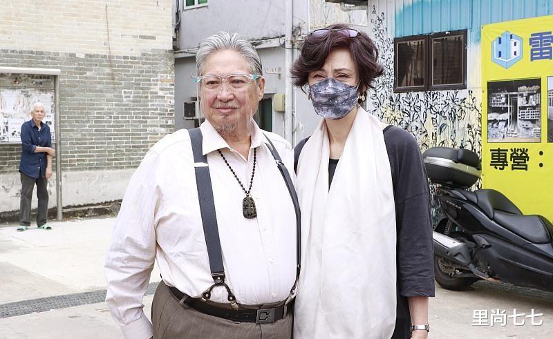 洪金宝|洪金宝罕带妻出席活动,小13岁妻子拎6万包却素雅,混血颜值超高