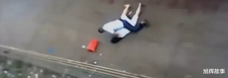 广东佛山一女子遭丈夫当街暴打,按地割喉