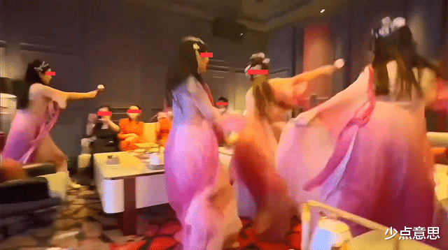 广东:老板带员工KTV放松,大批女子穿汉服现身,员工们争相拍摄