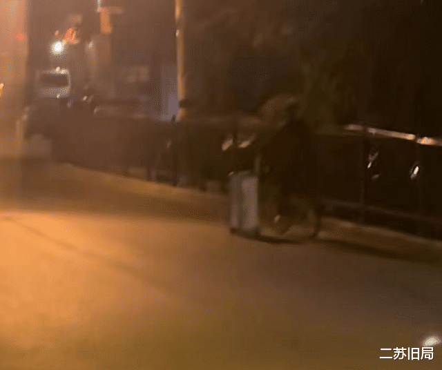 ?深夜，上海一女子欲离沪，骑着单车，拉着行李，闺蜜送行强颜欢笑