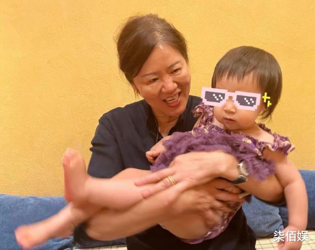 惠若琪|惠若琪带女儿与郎平聚会,郎导将小年糕抱怀中教她扣球,好有爱