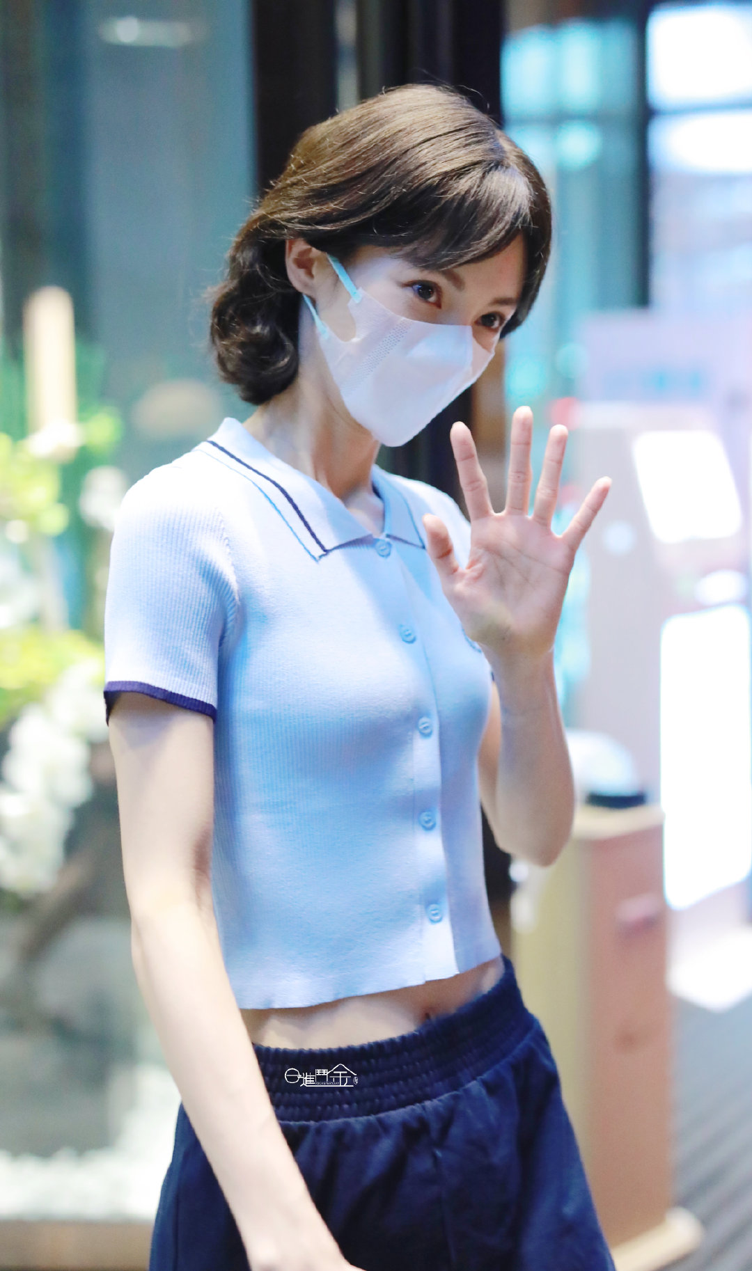 发型 金晨这个瘦啊！开衫配休闲短裙毫无美感，发型太成熟了