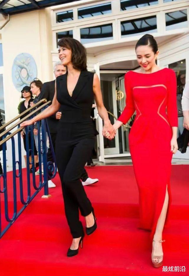 佟丽娅|章子怡同框苏菲玛索气场全开，穿一身红衣优雅大气，瞬间碾压对方