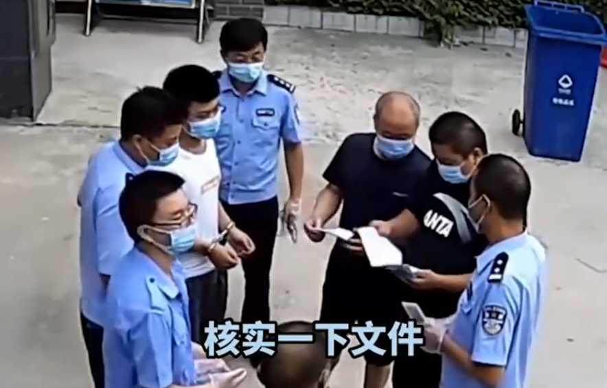 无缝衔接!22岁男子刚走出看守所大门,又被戴上手铐