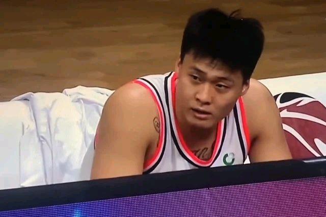 CBA三热点：赵睿一失误被弃用，琼斯神奇准四双，兰兹伯格神奇不再