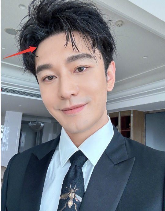 女孩|青岛偶遇黄晓明拍写真，路人视角暴露身高，厚底鞋遭网友吐槽