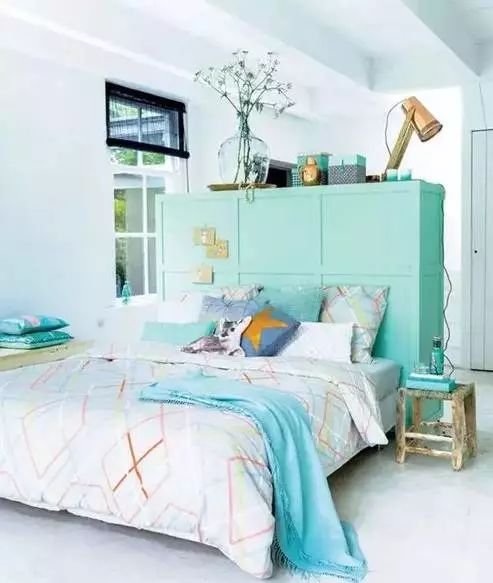 用隔断来代替门,把家里的单间变得和套房一样