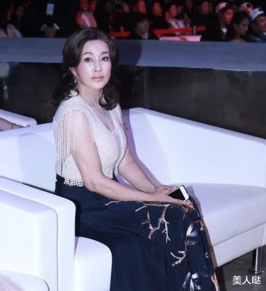 刘晓庆|刘晓庆奶奶年纪也不低调!上身挂满珍珠像个富婆,69岁仍有女人味