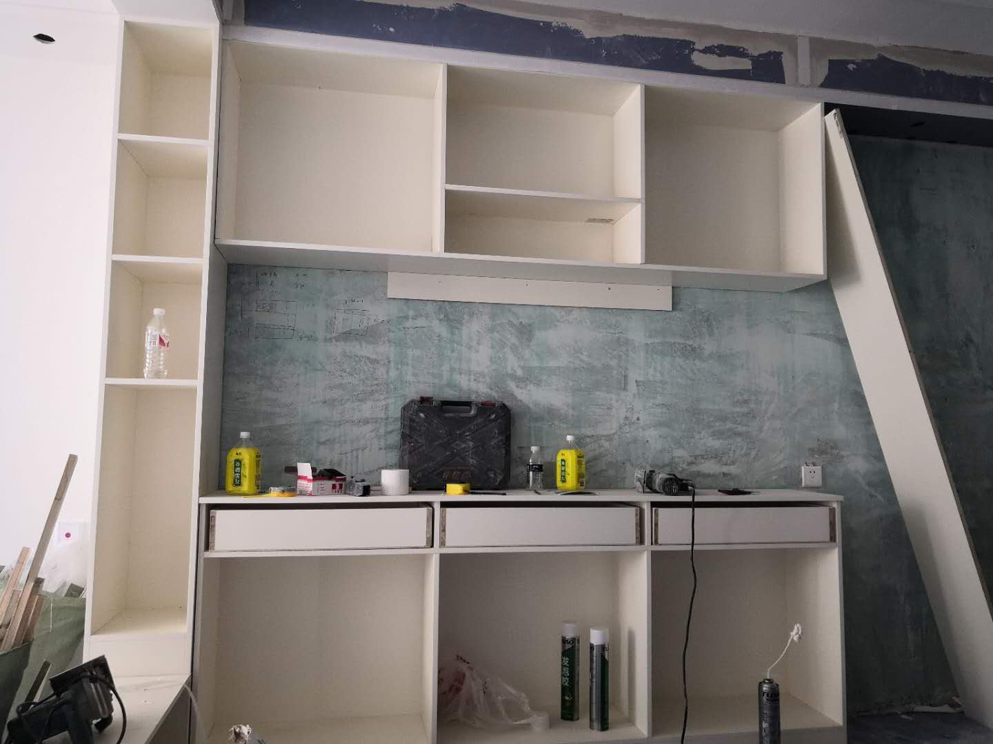 同样的板材,木工打柜子与定制柜子,哪个更划算?一文解答清楚