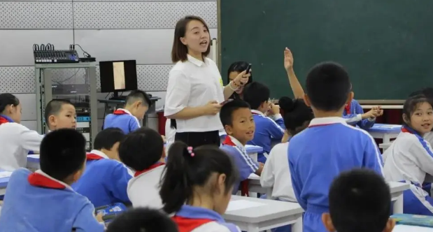 教师|中小学教师经常招聘还是缺人,面对轮岗制难题,学生有话要说