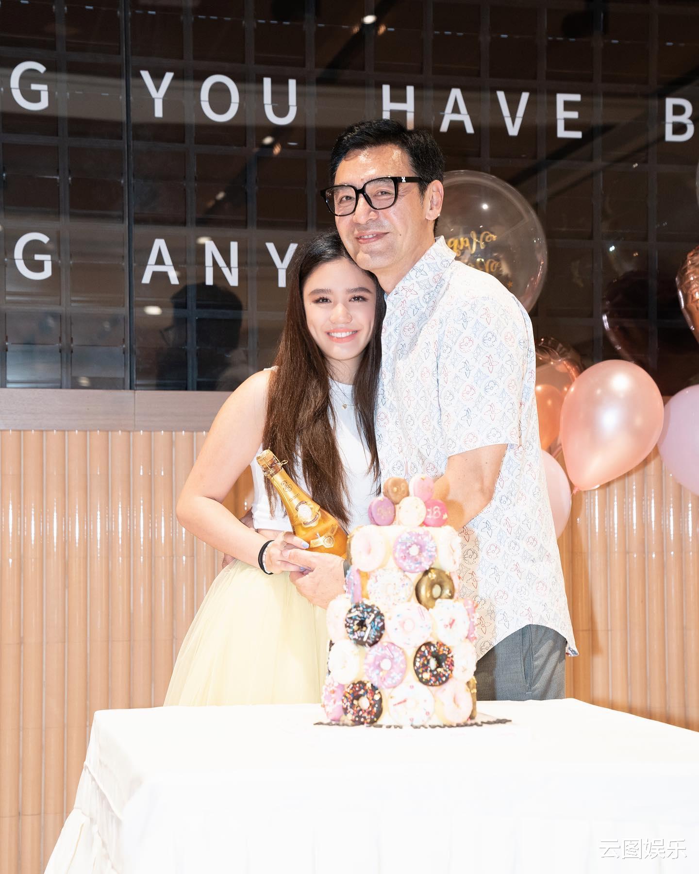 钟镇涛|钟镇涛为女儿庆祝生日，18岁爱女外形出众，已被3所世界名校录取