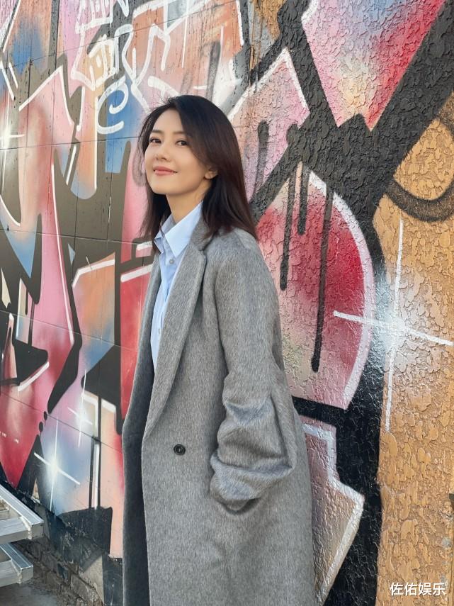 高圆圆|高圆圆自曝身材短板后再晒美照，43岁依旧甜美如少女