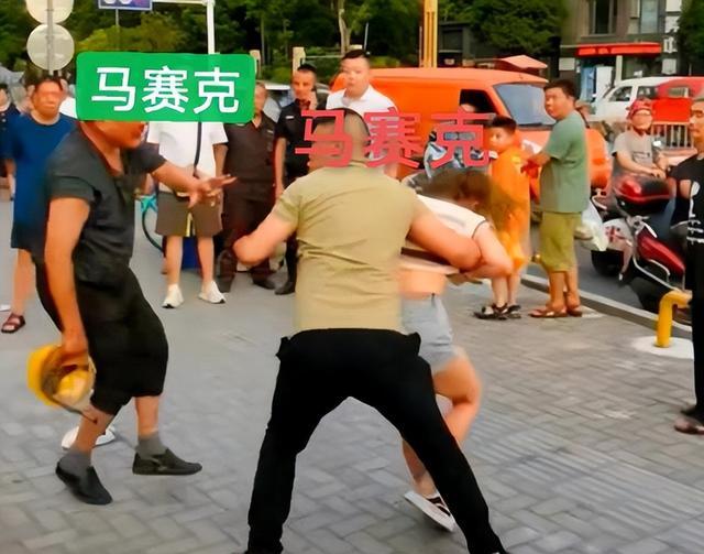 纪实:公公发现儿媳和陌生男子逛街,行为暧昧,一怒之下重拳出击