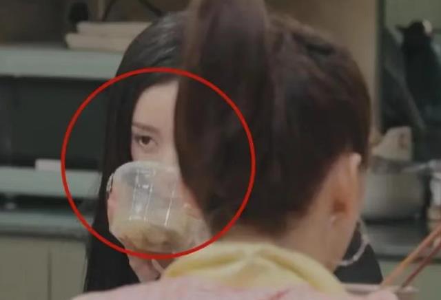 张天爱|浪姐吃炒饭,张天爱只吃一口米,被评瘦脱相,看到肩胛骨我心疼了